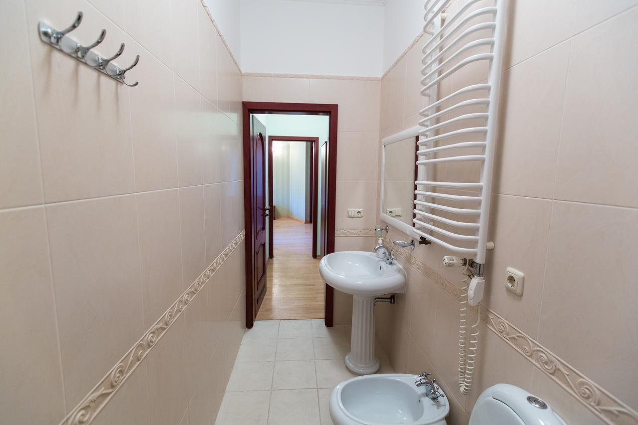 10 Rooms Lviv Eksteriør bilde