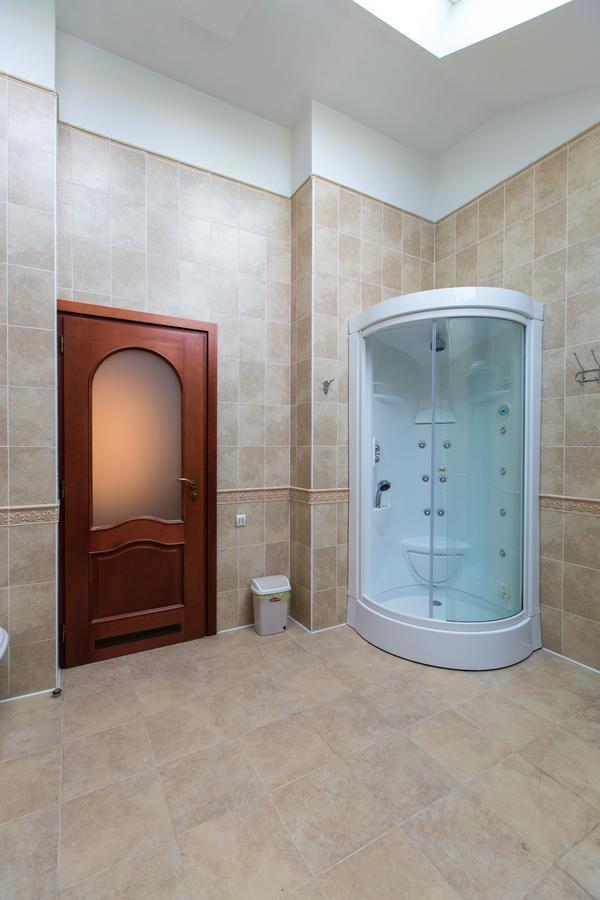 10 Rooms Lviv Eksteriør bilde